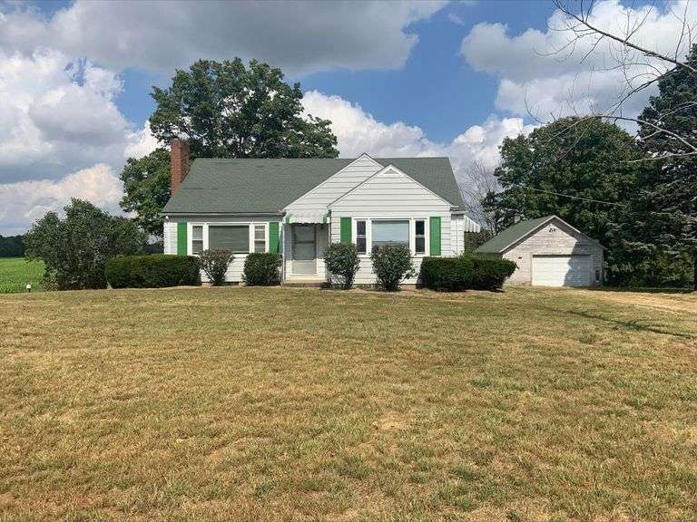 COUNTRY HOME WITH 3 BEDROOMS & 1 BATH SELLING VIA ONLINE ONLY AUCTION! PIERCETON, IN