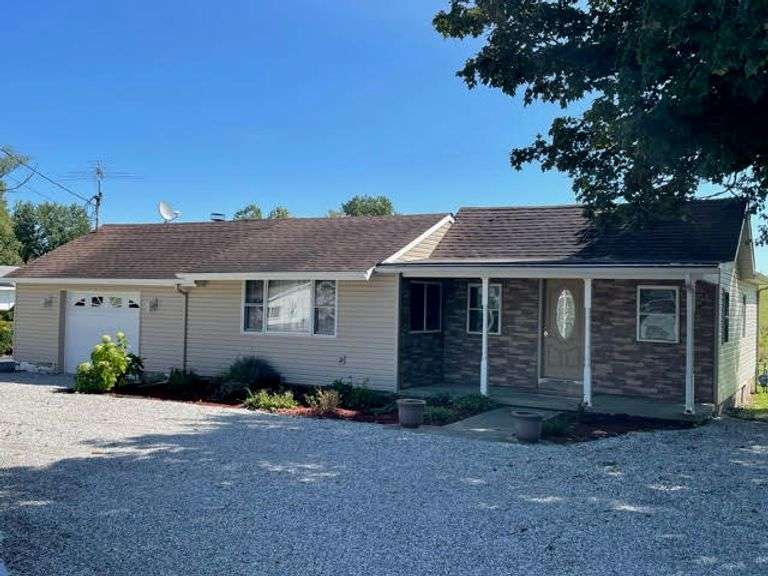 RANCH HOME WITH 3 BEDROOMS, 3 BATHS & POLE BARN! PIERCETON, IN