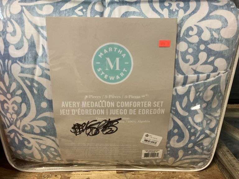 Queen size comforter set Metzger Property Services LLC