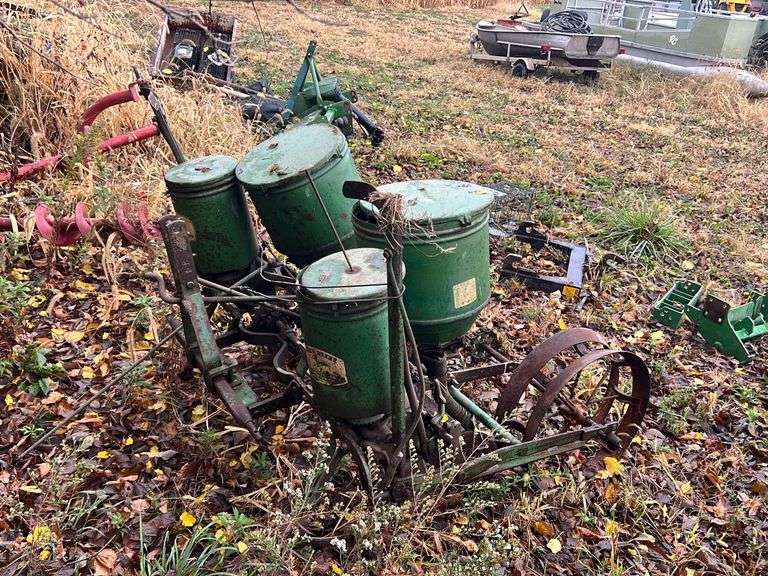 John Deere two row corn planter, three point hitch hook up Metzger