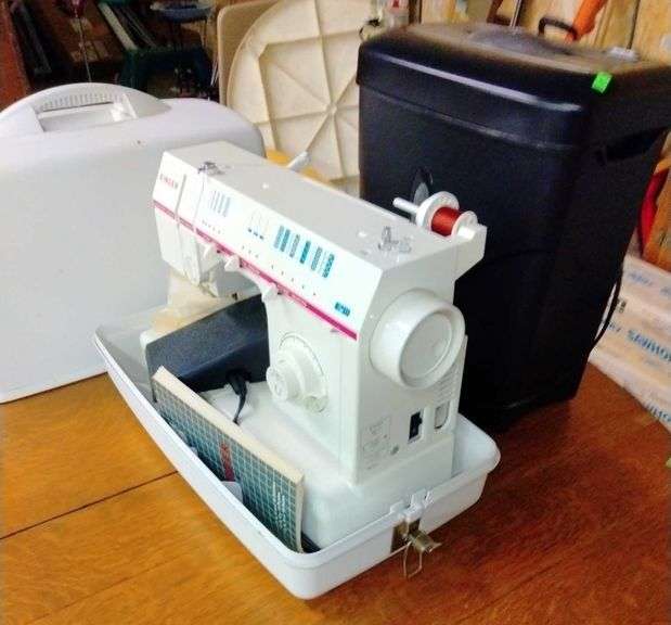 Singer portable sewing machine fm22c and paper shredder Metzger