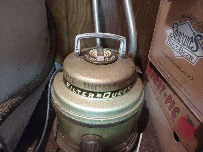 VINTAGE FILTER QUEEN ROLL AROUND VACUUM CLEANER Metzger Property