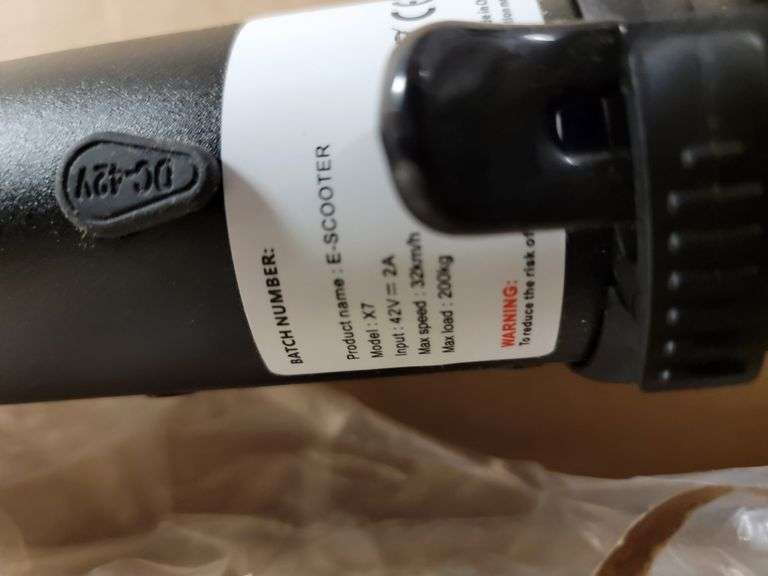 Foldable escooter for adults with 9" dual density tires Metzger