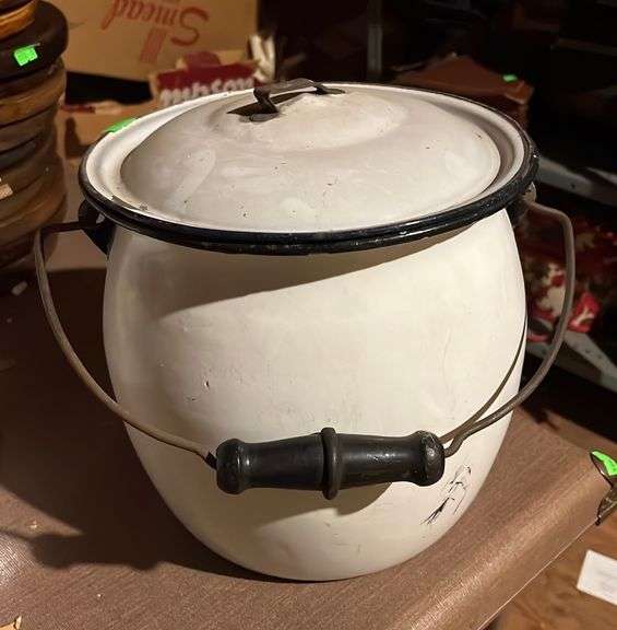 Enamel chamber pot with lid Metzger Property Services LLC