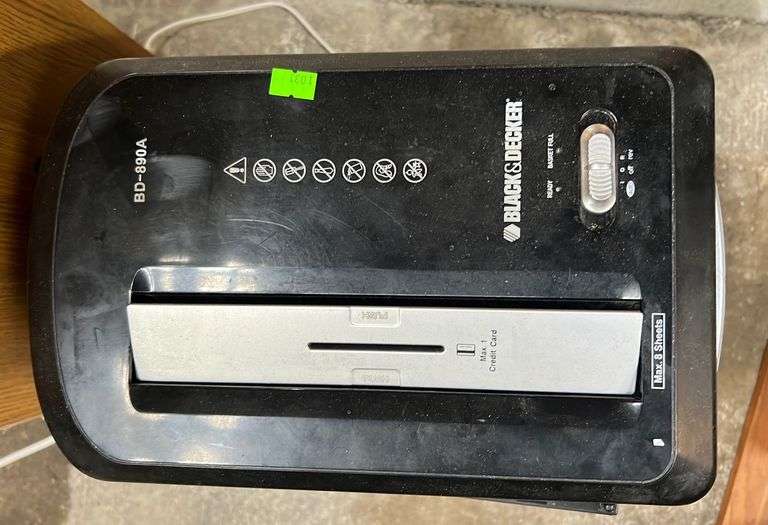 Black & Decker paper shredder model BD890A Metzger Property Services LLC