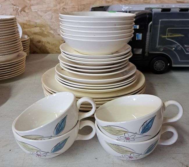 Salem ovenproof dishes, has chips Metzger Property Services LLC