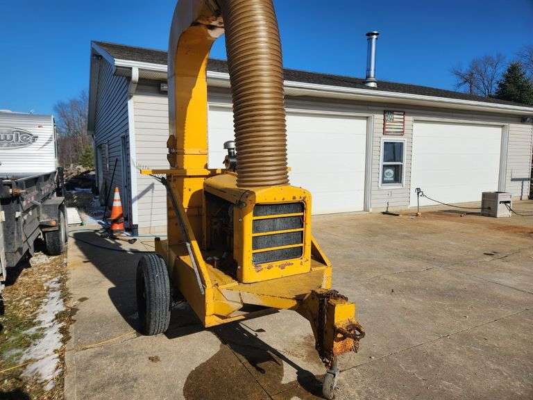 Tow Behind Gas Leaf Vac 4 Cylinder Gas Motor No badges or other