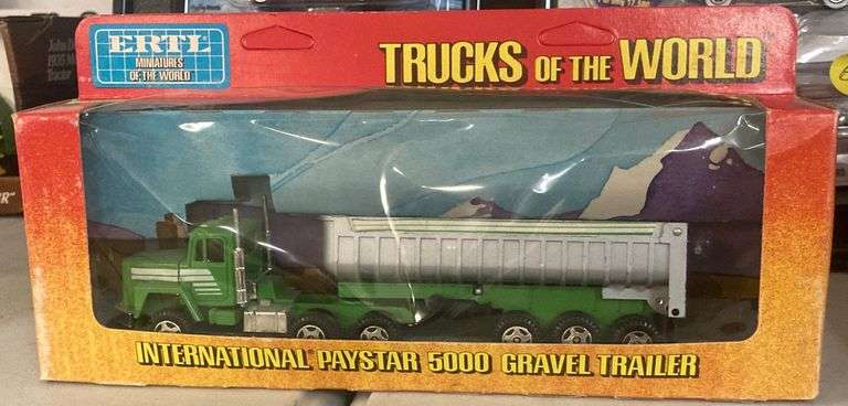 Maquette plastique de camion benne INTERNATIONAL PAYSTAR 500... 1/25