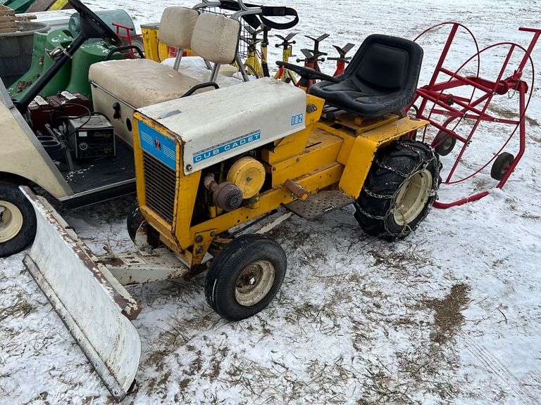 IH Cub Cadet 102 Garden Tractor, snow blade and chains Metzger