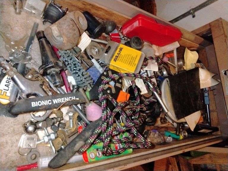 File and contents inc. assorted keys, pens, screw drivers