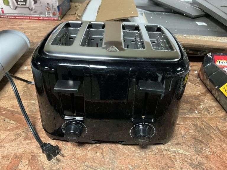 4 slice toaster, broken bottom plastic piece Metzger Property