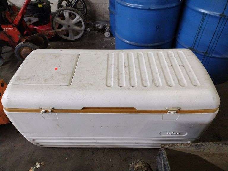 Igloo cooler, lid is broken Metzger Property Services LLC