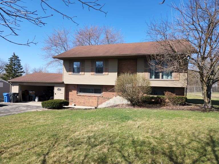 SPLITLEVEL HOME WITH 2CAR ATTACHED GARAGE! CHURUBUSCO, IN