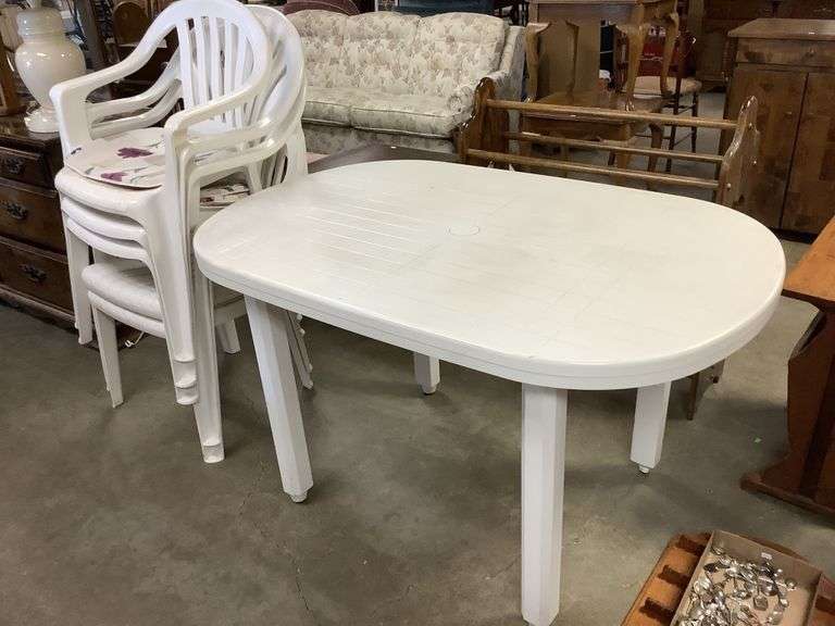 Plastic outdoor table and five chairs with cushions Metzger Property