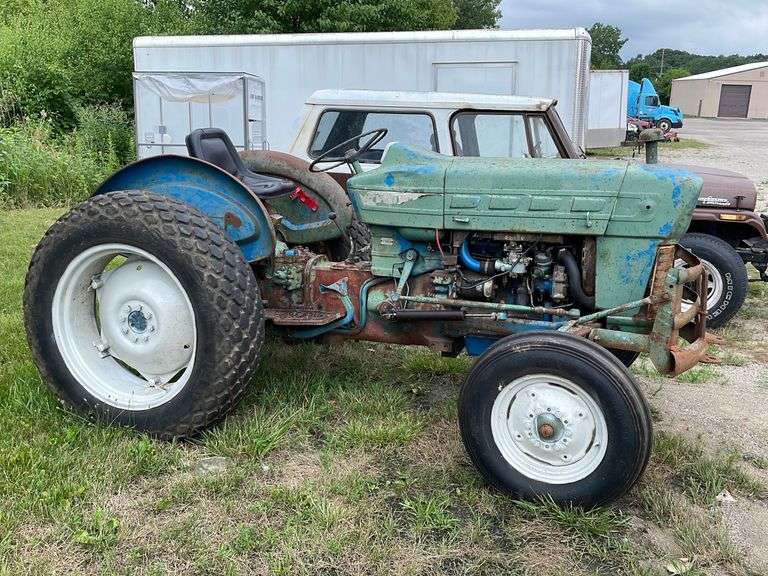 Ford 3000 utility tractor 3 point hitch gas shows 4002 hours runs