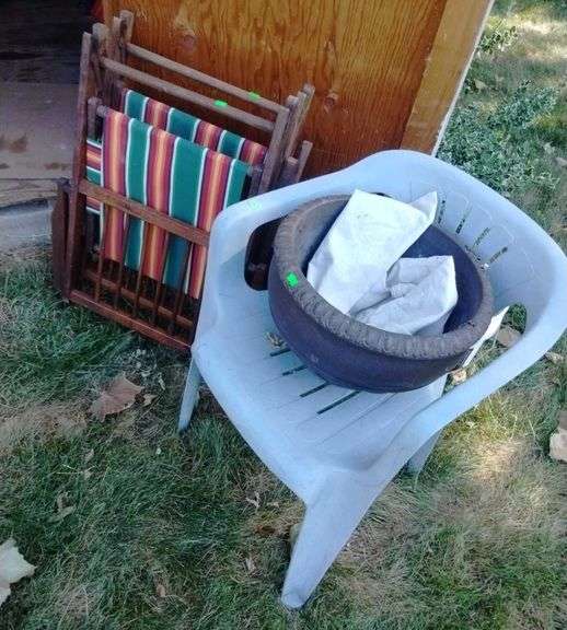 Folding yard chairs, planter and plastic chair Metzger Property