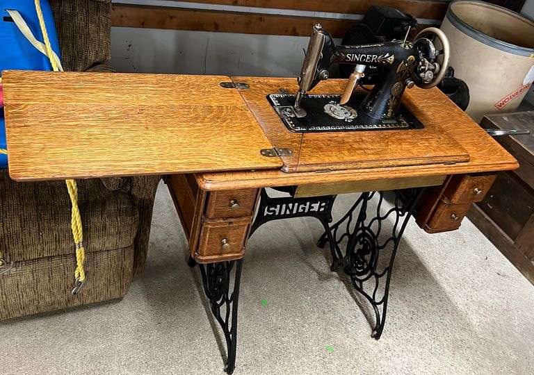 Singer sewing machine in with drawers Metzger Property