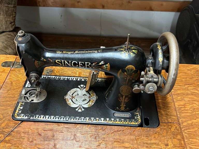 Singer sewing machine in with drawers Metzger Property