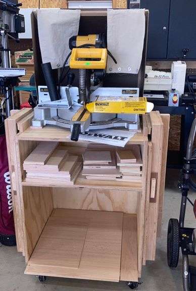 DEWALT DW7082 Vertical Clamp | For DW703, DW706, DW708 Miter Saws | Quick Release Safety Clamp