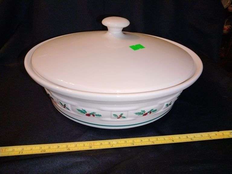 Longaberger pottery Christmas casserole dish with lid Metzger