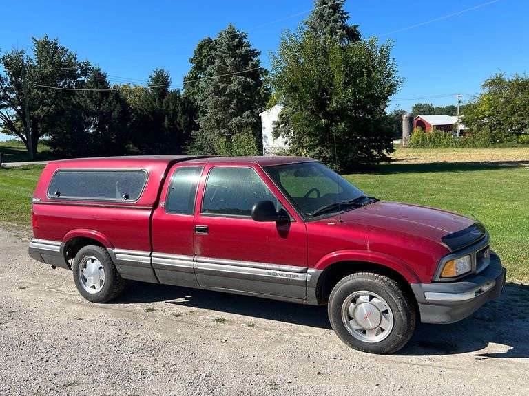 9.29.22 CASE 580 BACKHOE – CATERPILLAR FORKLIFT – FORD 800 TRACTOR – PONTOON – PADDLE BOAT – 1995 GMC SONOMA – CLARITY SPAS HOT TUB – BUCKBOARD WAGON – EZ GO GOLF CART – RESTAURANT EQUIPMENT – OUTDOOR – FARM EQUIPMENT – LUMBER – MOWERS – BOAT MOTOR & MORE! NORTH MANCHESTER