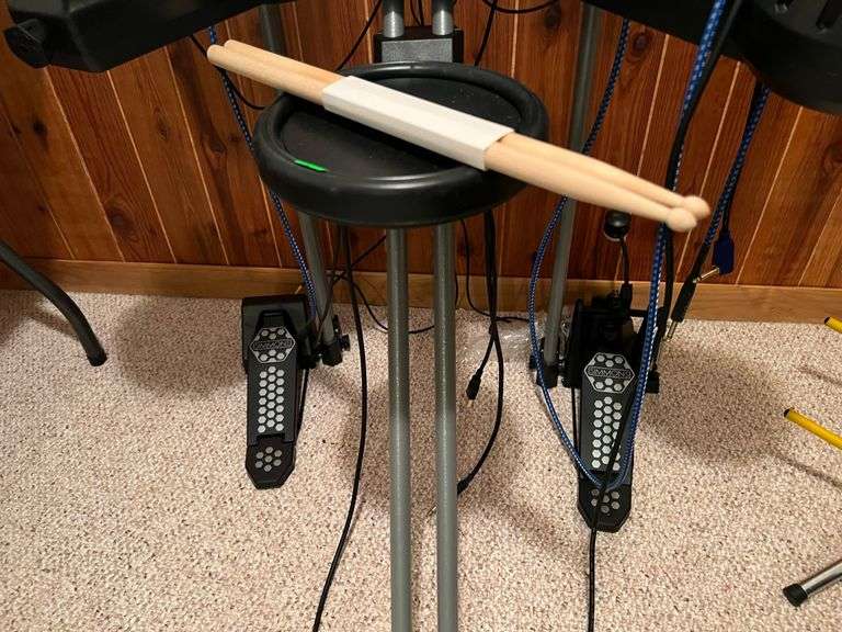 Simmons SD 100 Electric drums and drumsticks Metzger Property