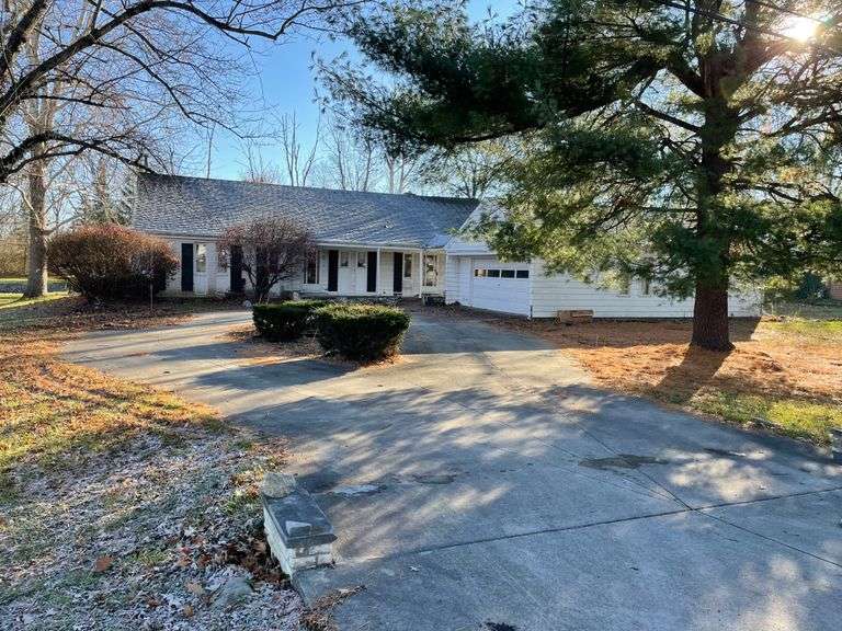 RANCH HOME WITH 2-CAR GARAGE ON ALMOST AN ACRE! MARION, IN