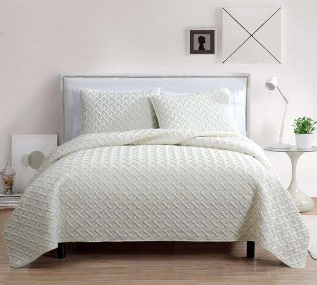VCNY Home Full/Queen Quilt Set Luxurious Geometric Pattern Design