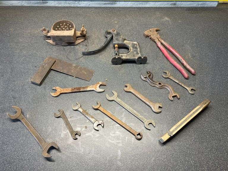 Fence pliers, primitive tools Metzger Property Services LLC