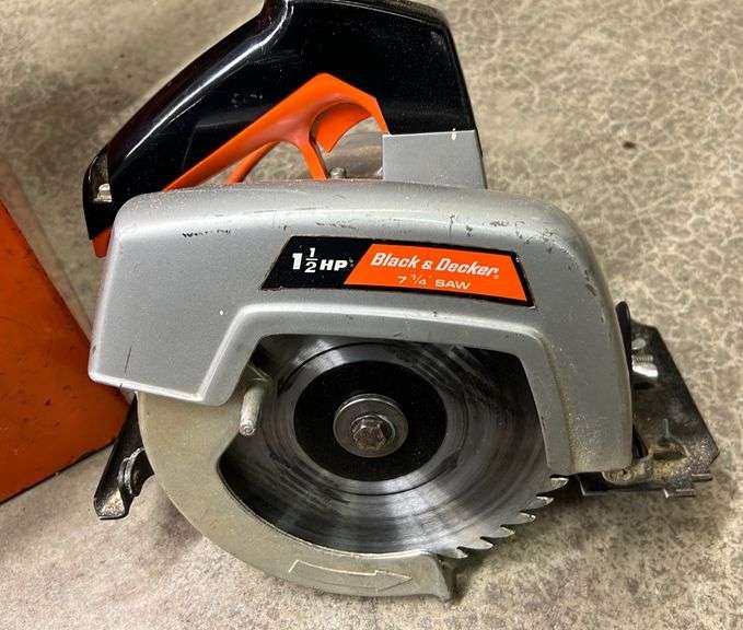 Black & Decker 71/4” Circular Saw in Matal case 14”x10.5”x10.5