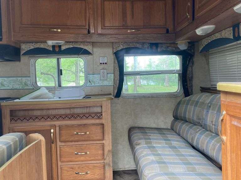 Jayco Jay Flight Tandem Axle Bumper Pull Camper, VIN 1UJBJ02K861ED0333