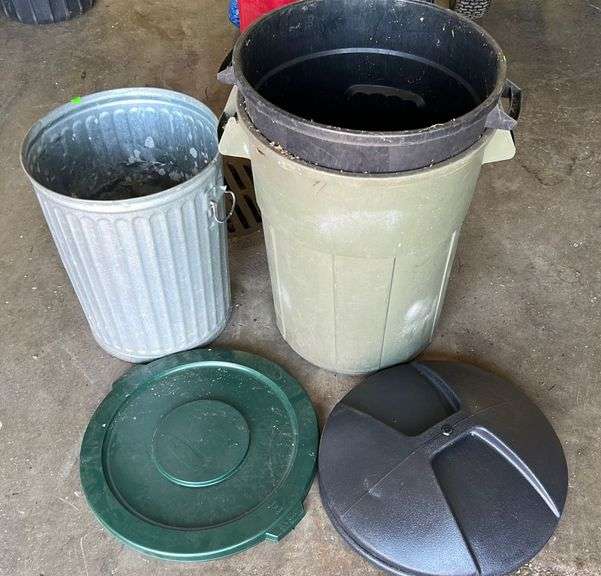 Galvanized trash can 18”x22.5”; 2 trash can with lids Metzger