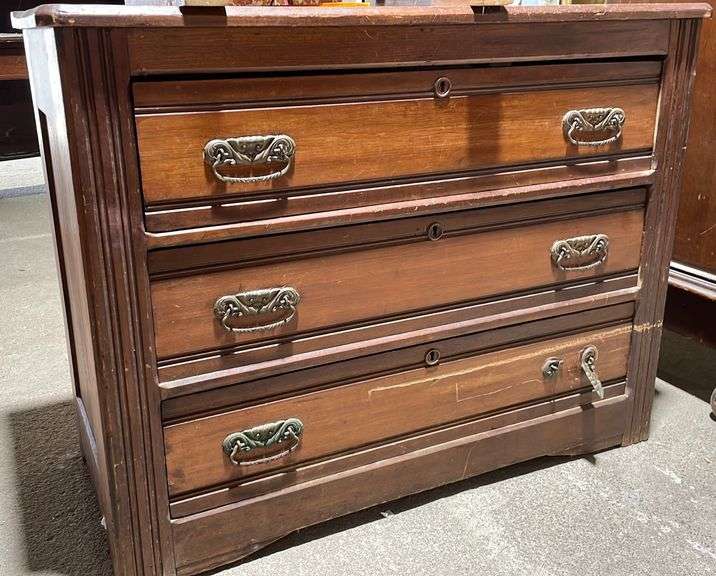 Chest of drawers 30"x38"x17" Metzger Property Services LLC