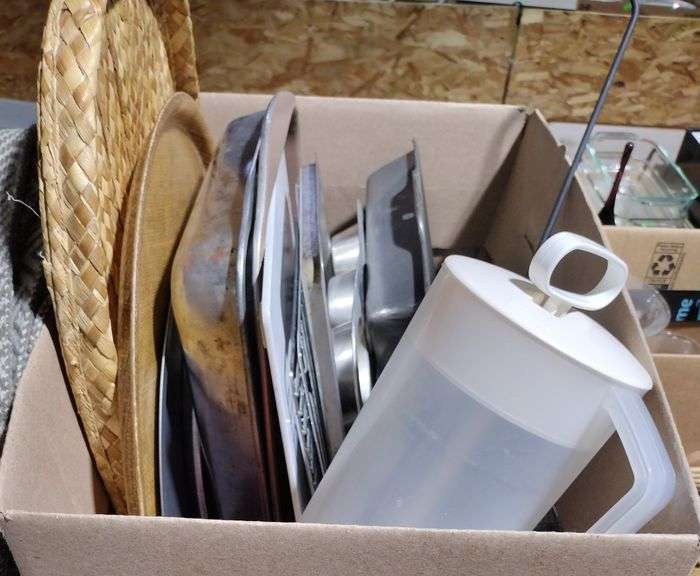 Kitchenware, including 2 quart Rubbermaid pitcher with lid, aluminum