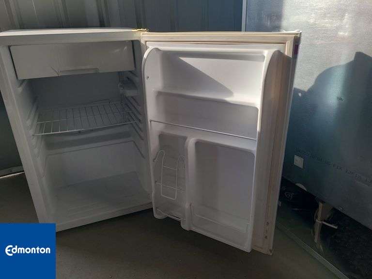 Molson Canadian Mini FridgeQty 1 Michener Allen Auctioneering Ltd