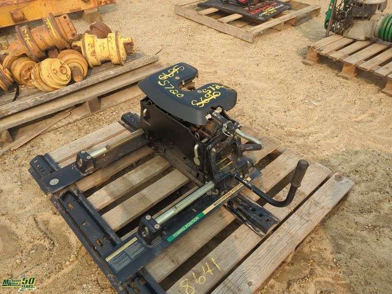 Curt 20K Sliding Fifth Wheel Hitch with Rails Michener Allen Auctioneering Ltd