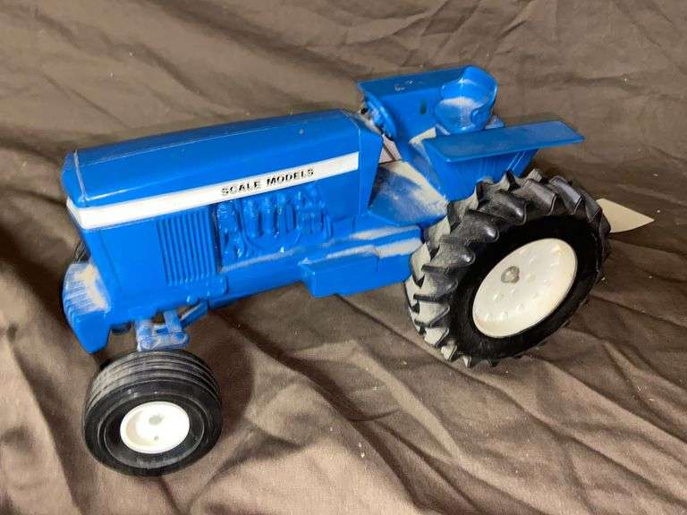 SCALE MODEL FORD TRACTOR McLaughlin Auctioneers, LLC