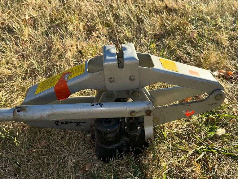 Small hydraulic scissor jack McLaughlin Auctioneers, LLC
