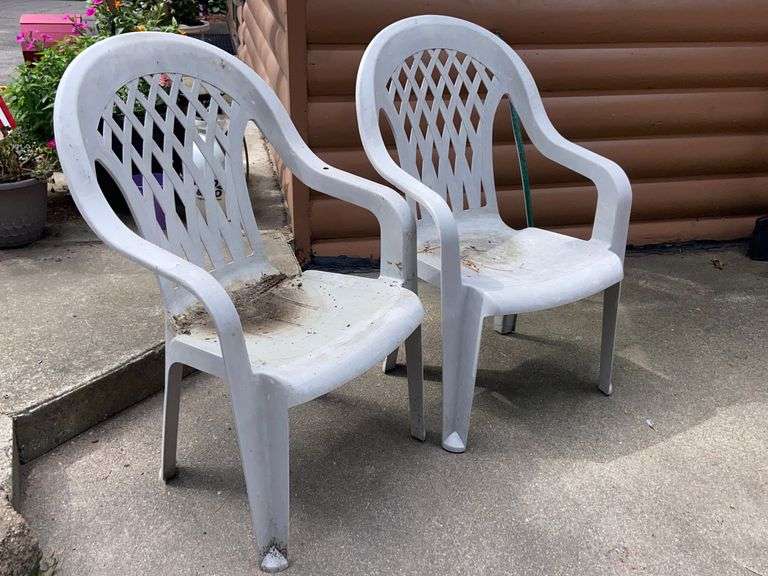 2 PLASTIC LAWN CHAIRS McLaughlin Auctioneers, LLC