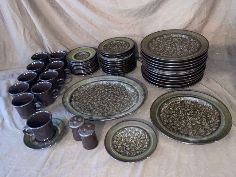 SET OF FRANCISCAN DINNERWARE McLaughlin Auctioneers, LLC