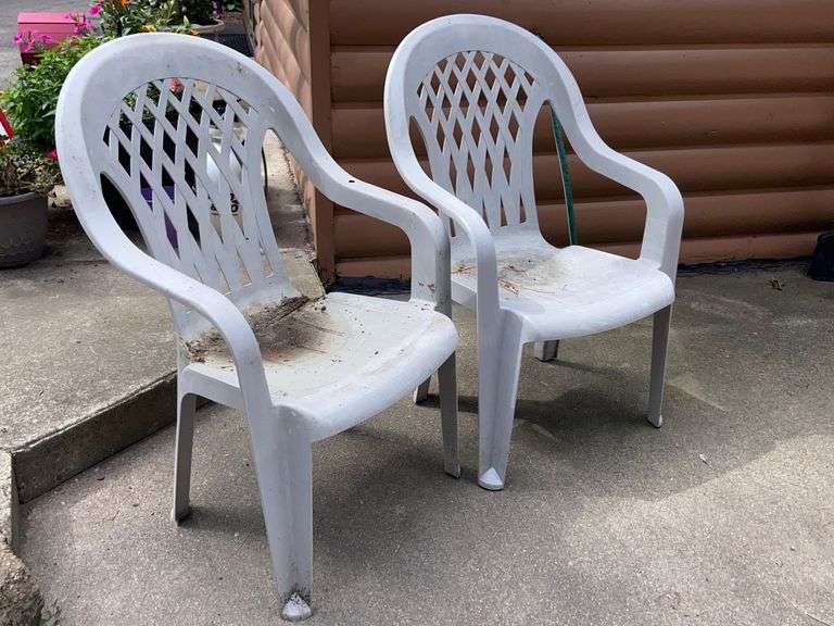 2 PLASTIC LAWN CHAIRS McLaughlin Auctioneers, LLC