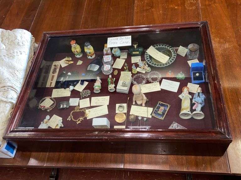 DISPLAY CASE WITH CONTENTS McLaughlin Auctioneers, LLC