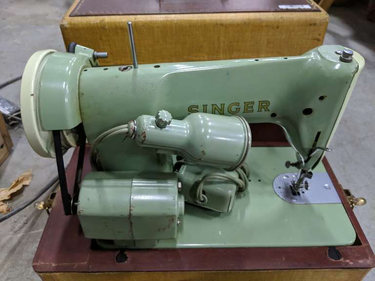 Vintage Singer Sewing Machine With Buttonholer Mariner Auctions