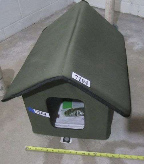 Portable softsided dog house Mark Van Hook, Auctioneer