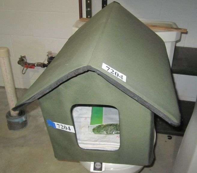 Portable softsided dog house Mark Van Hook, Auctioneer