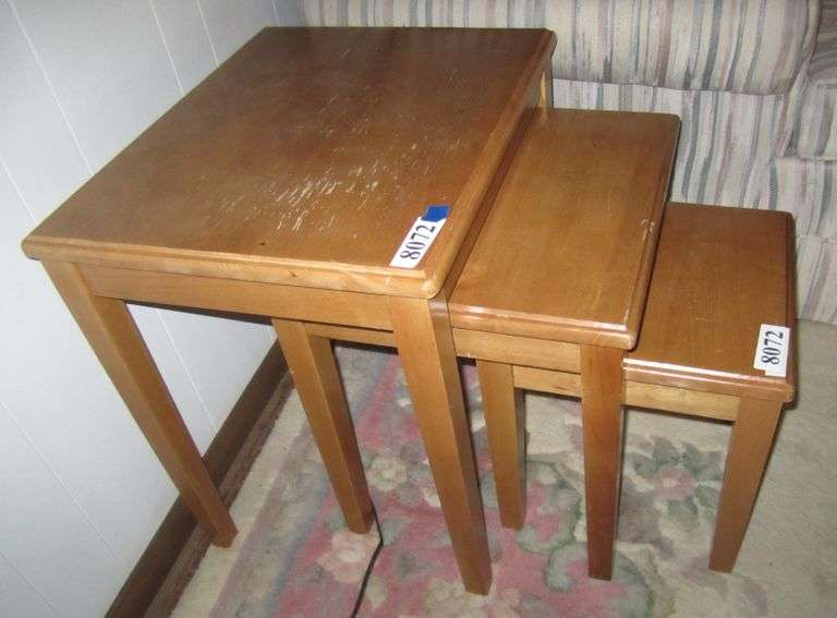 Set of 3 nesting side / end tables Mark Van Hook, Auctioneer