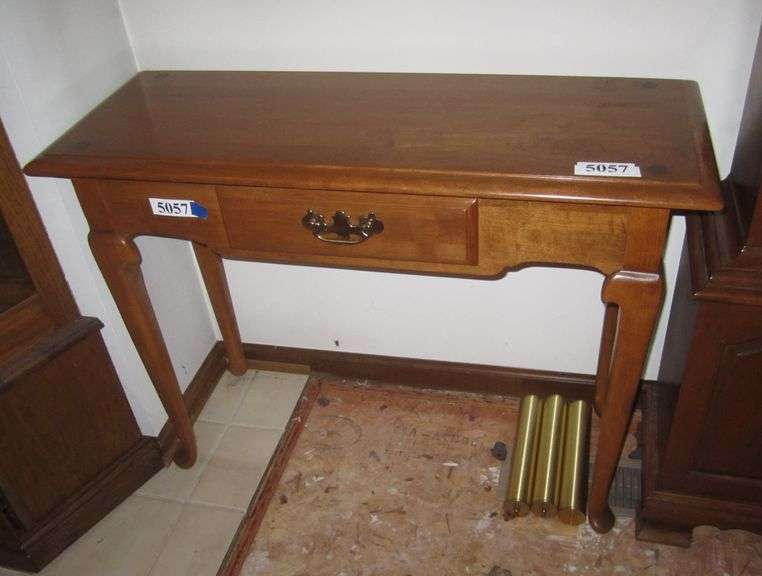 Ethan Allen maple 1 drawer sofa / hall table Mark Van Hook, Auctioneer