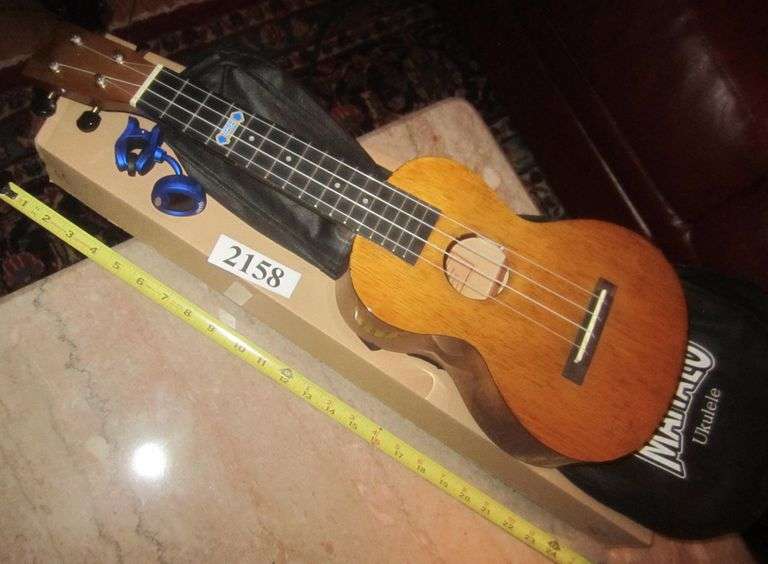 Mahalo ukulele in case in box Mark Van Hook, Auctioneer