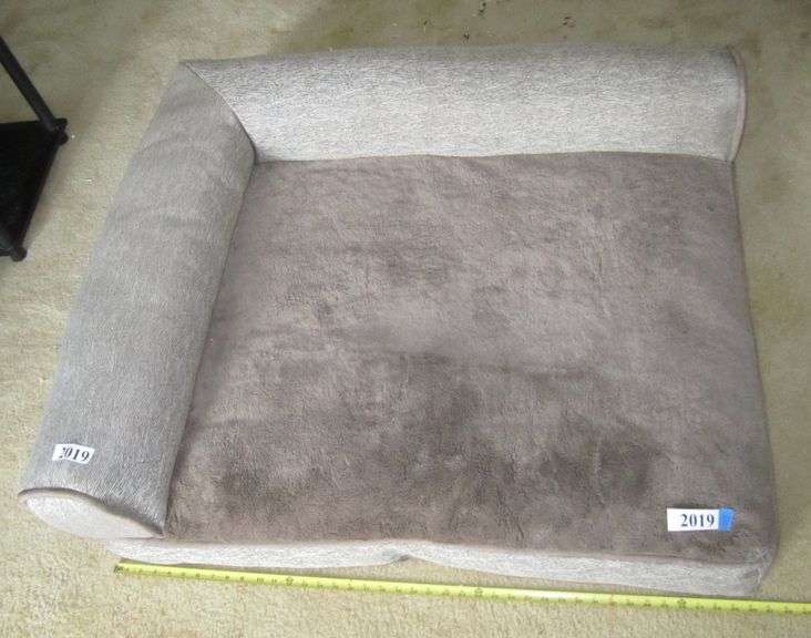 Kirkland pet bed Mark Van Hook, Auctioneer