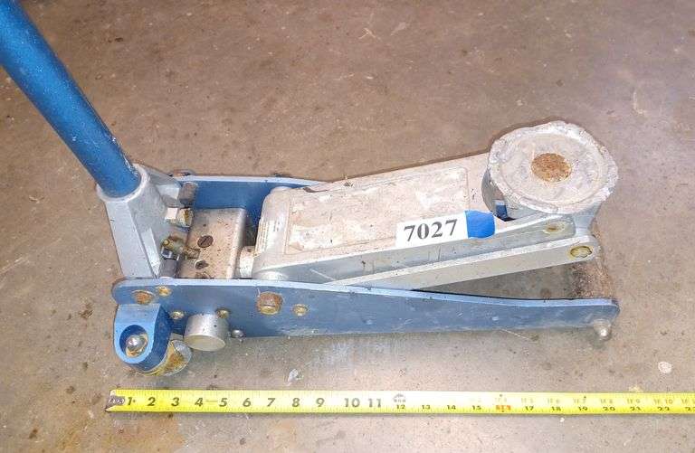 Rolling floor jack Mark Van Hook, Auctioneer